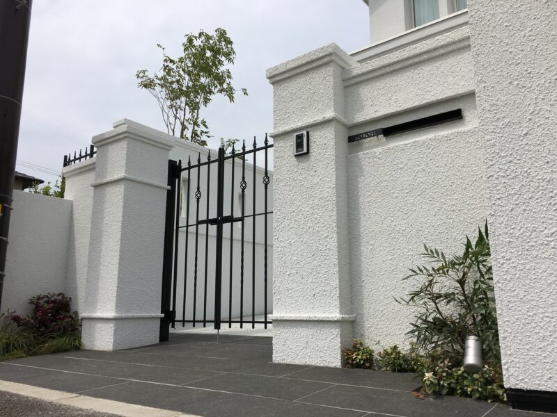 門も建物・シャッターゲートとデザインを合わせました。